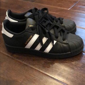 Adidas Superstars (K4/W6) - Black w/white stripes
